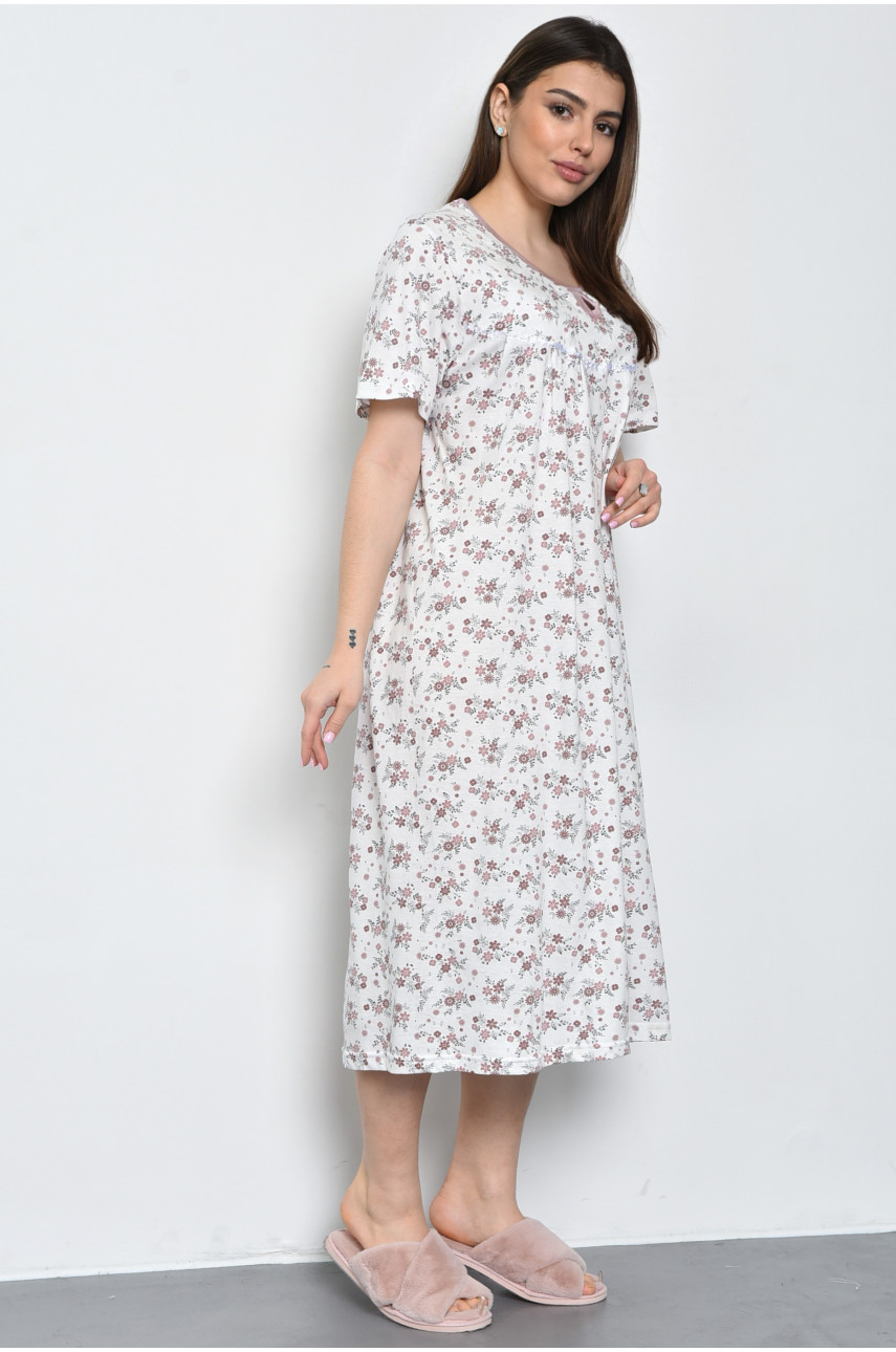 Нічна сорочка жіноча напівбатальна  білого кольору з квітковим принтом 169162