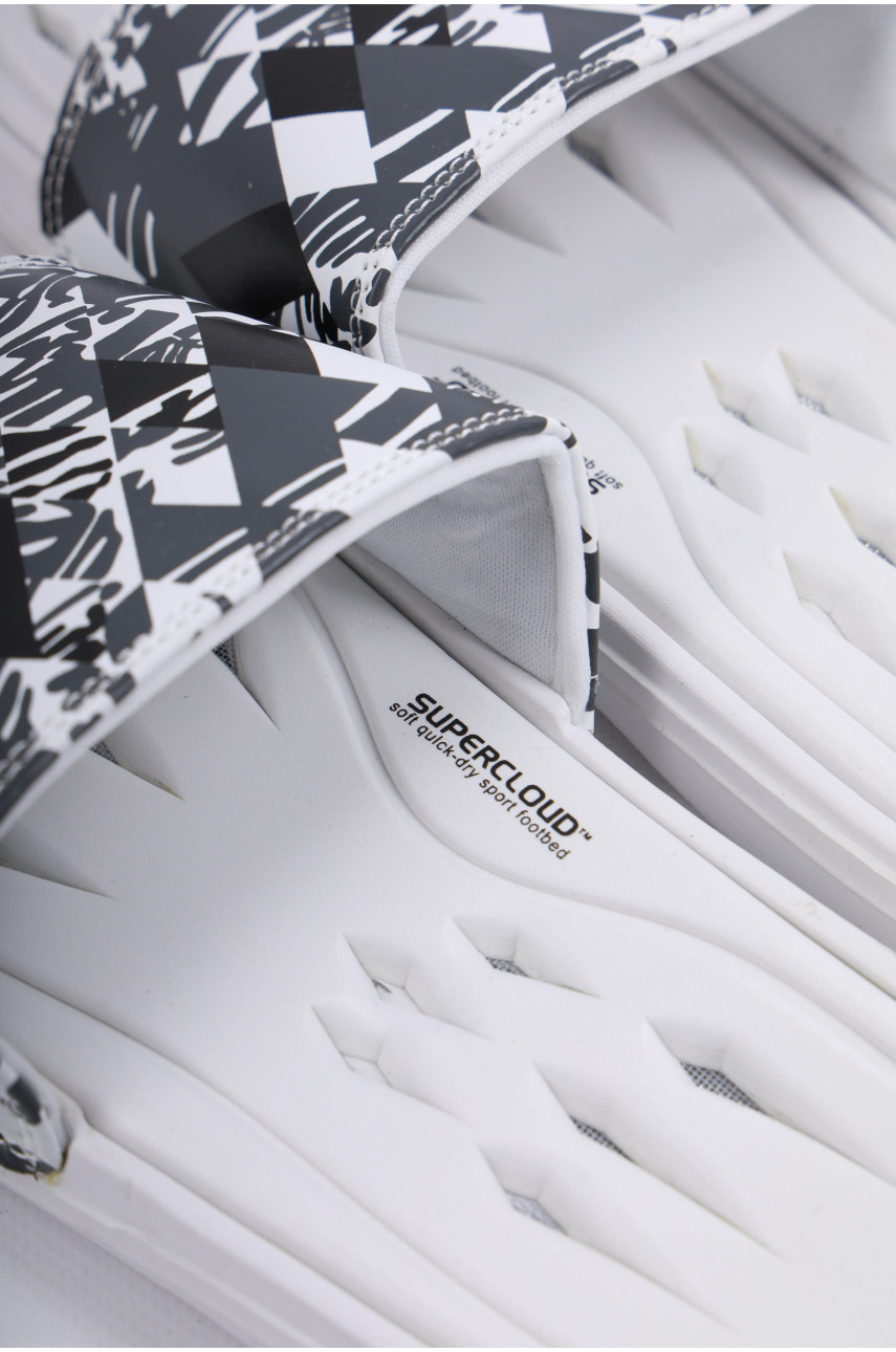 Шльопанці чоловічі білого кольору з геометричним візерунком 43 179494