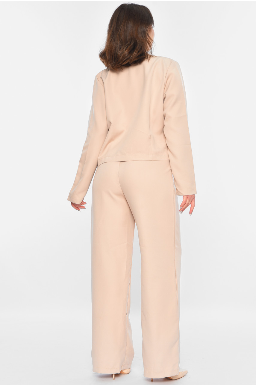 Костюм жіночий бежевого кольору 183329