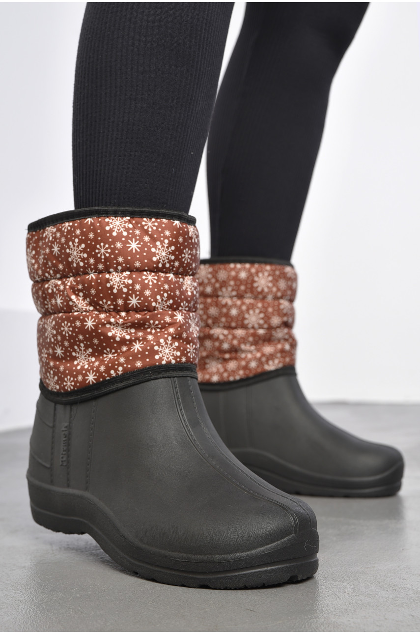 Дутики жіночі на хутрі коричневого кольору з сніжинками 185429