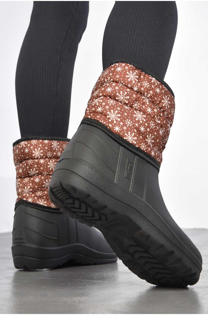 Дутики жіночі на хутрі коричневого кольору з сніжинками 185429