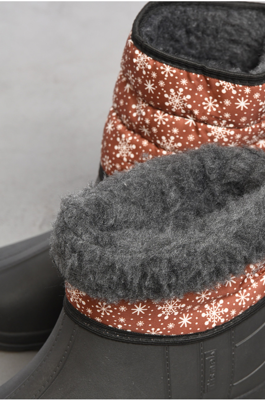 Дутики жіночі на хутрі коричневого кольору з сніжинками 185429