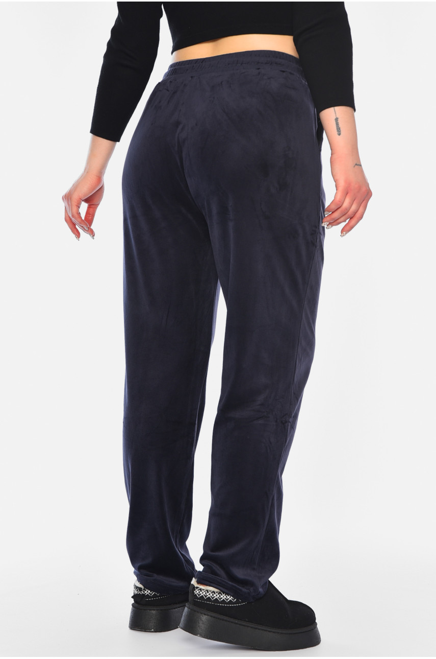 Спортивні штани жіночі велюрові напівбатальні темно-синього кольору 2023-332 188040 Спортивні штани жіночі велюрові напівбатальні темно-синього кольору 2023-332 188040
