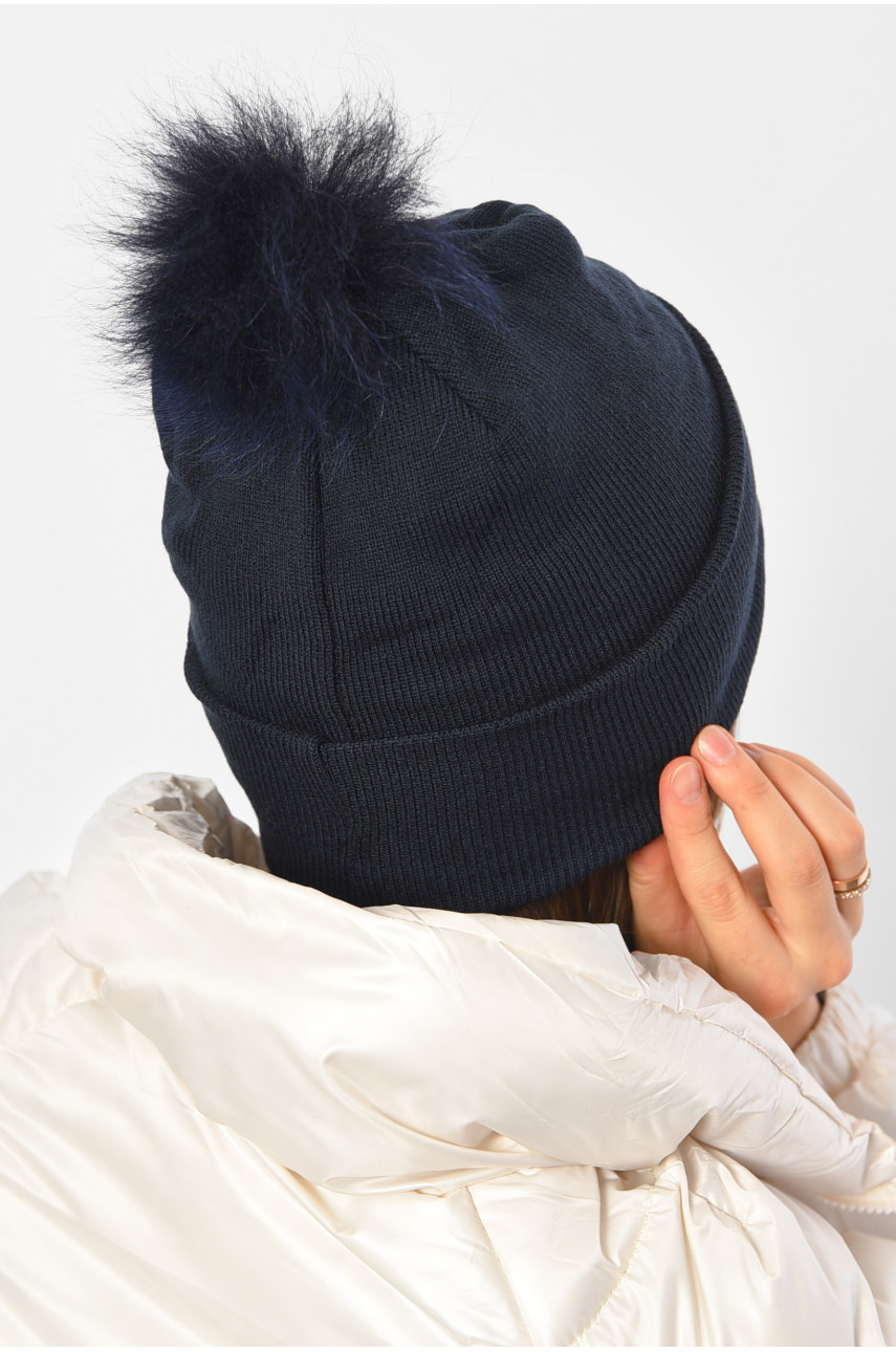 Шапка женская демисезонная однотонная с бубоном темно-синего цвета 188211