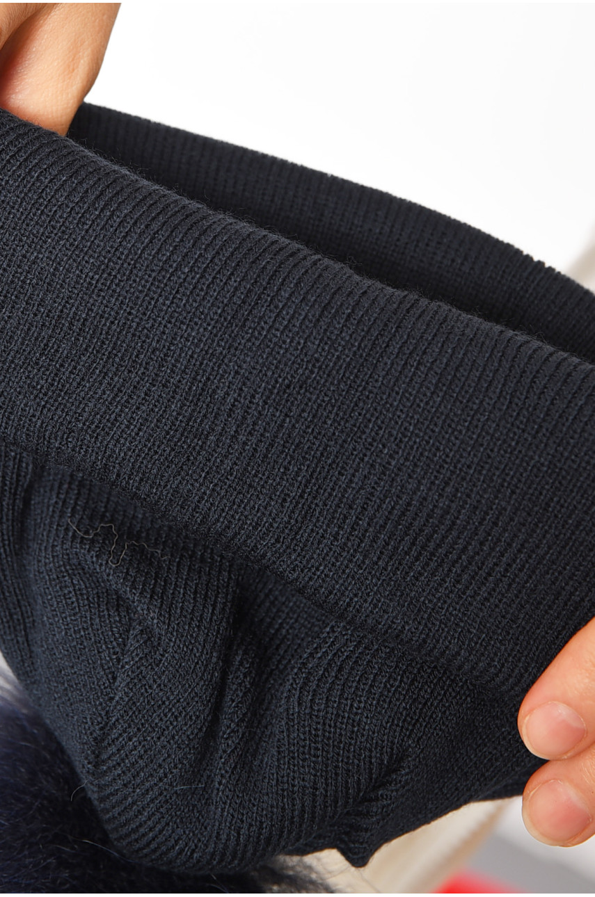 Шапка женская демисезонная однотонная с бубоном темно-синего цвета 188211