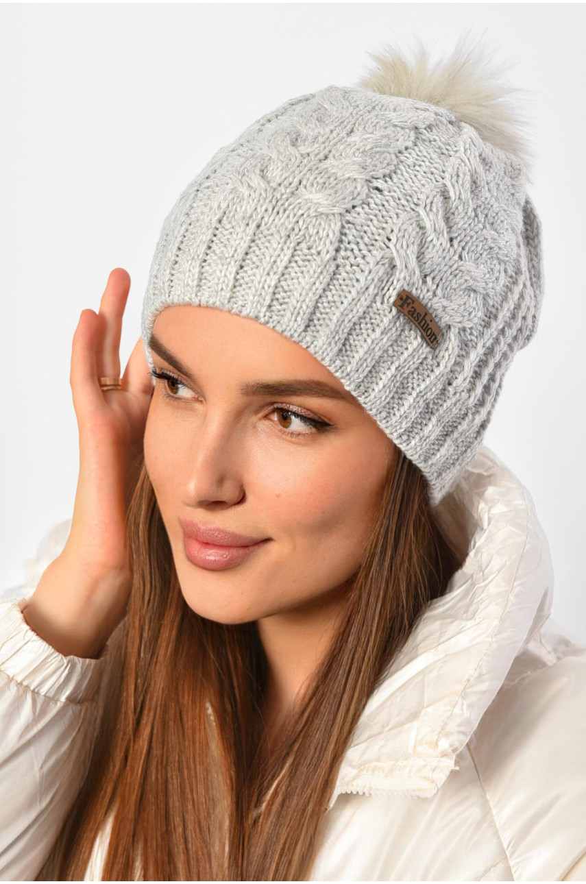 Шапка женская зимняя на флисе однотонная с бубоном светло-серого цвета 188220 Шапка женская зимняя на флисе однотонная с бубоном светло-серого цвета 188220