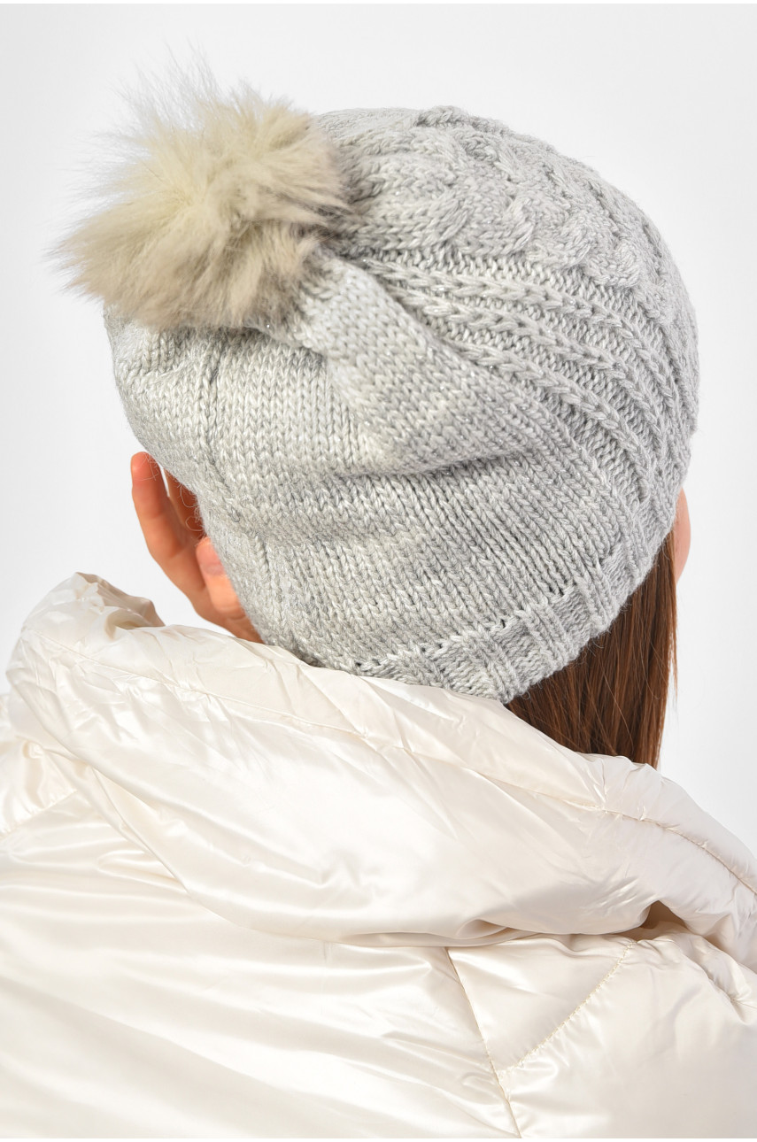 Шапка женская зимняя на флисе однотонная с бубоном светло-серого цвета 188220 Шапка женская зимняя на флисе однотонная с бубоном светло-серого цвета 188220