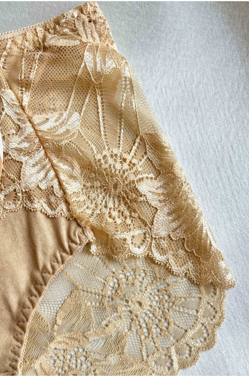 Труси жіночі напівбатальні бежевого кольору з мереживом 84034 188544 Труси жіночі напівбатальні бежевого кольору з мереживом 84034 188544