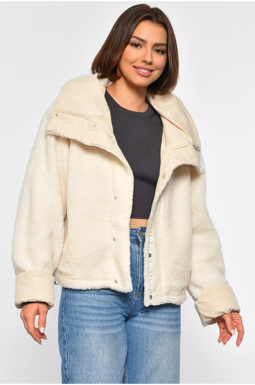 Куртка жіноча демісезонна двостороння на штучному хутрі світло-бежевого кольору 8207 189052