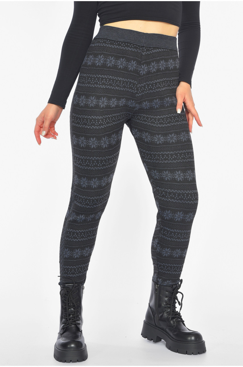 Лосины женские полубатальные на флисе черного цвета с рисунком 689 190477