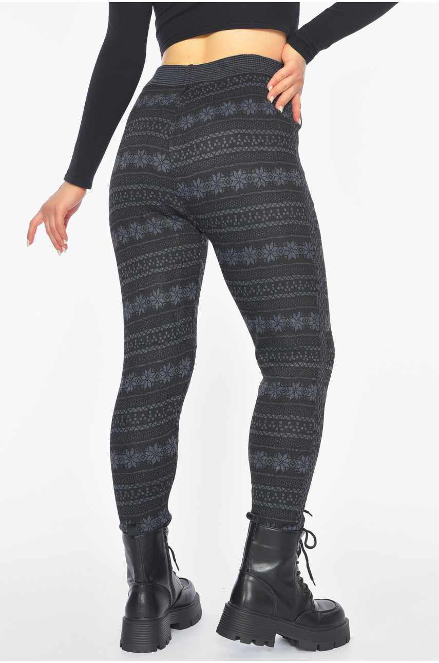 Лосины женские полубатальные на флисе черного цвета с рисунком 689 190477