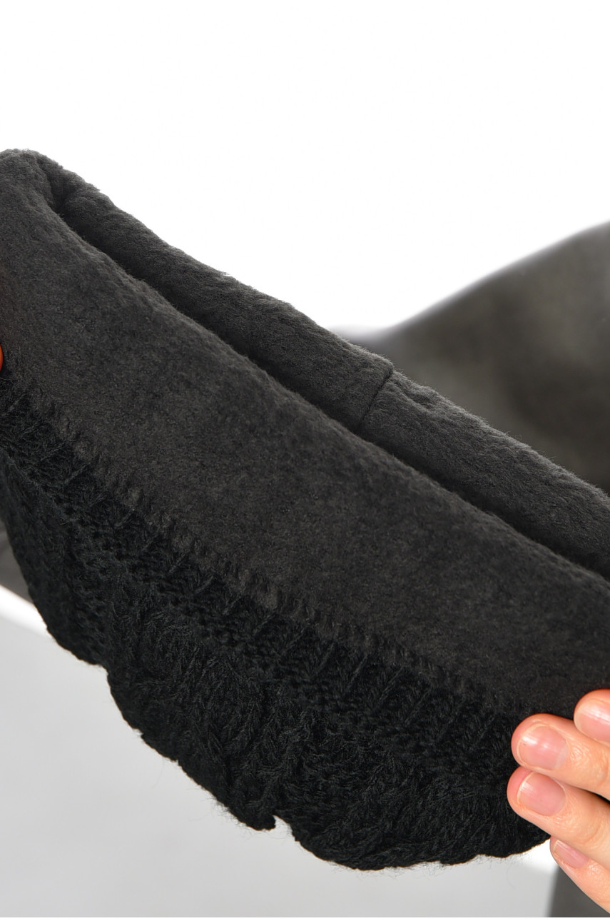 Шапка жіноча зимова на флісі однотонна чорного кольору 192013 Шапка жіноча зимова на флісі однотонна чорного кольору 192013