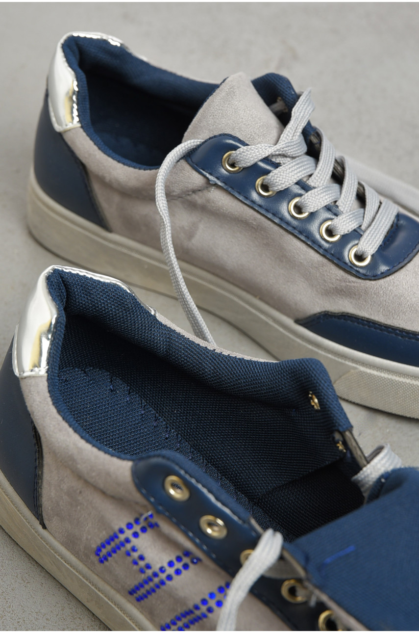 Кроссовки женские серого цвета с синими вставками на шнуровке 1849574 192498 Кроссовки женские серого цвета с синими вставками на шнуровке 1849574 192498