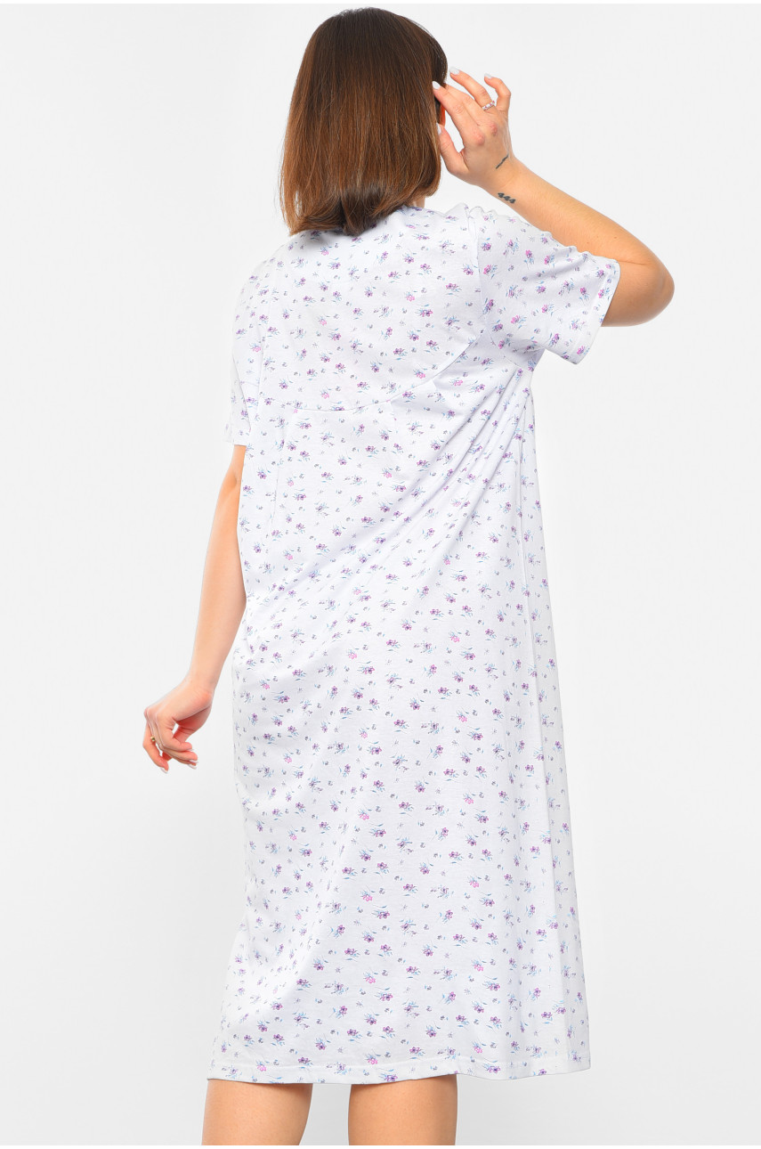 Ночная рубашка женская полубатальная белого цвета с цветочным принтом 140-24 192979 Ночная рубашка женская полубатальная белого цвета с цветочным принтом 140-24 192979