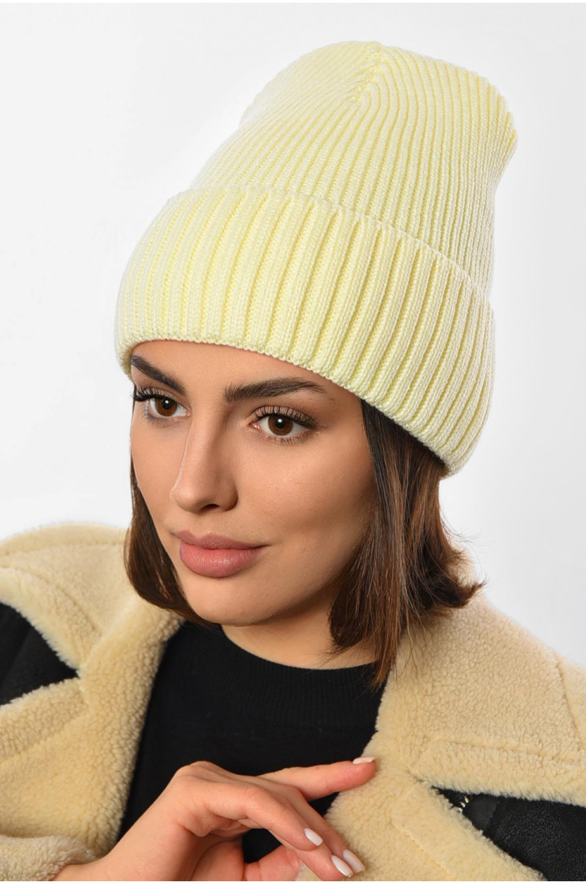 Шапка женская зимняя на флисе однотонная молочного цвета 193206 Шапка женская зимняя на флисе однотонная молочного цвета 193206
