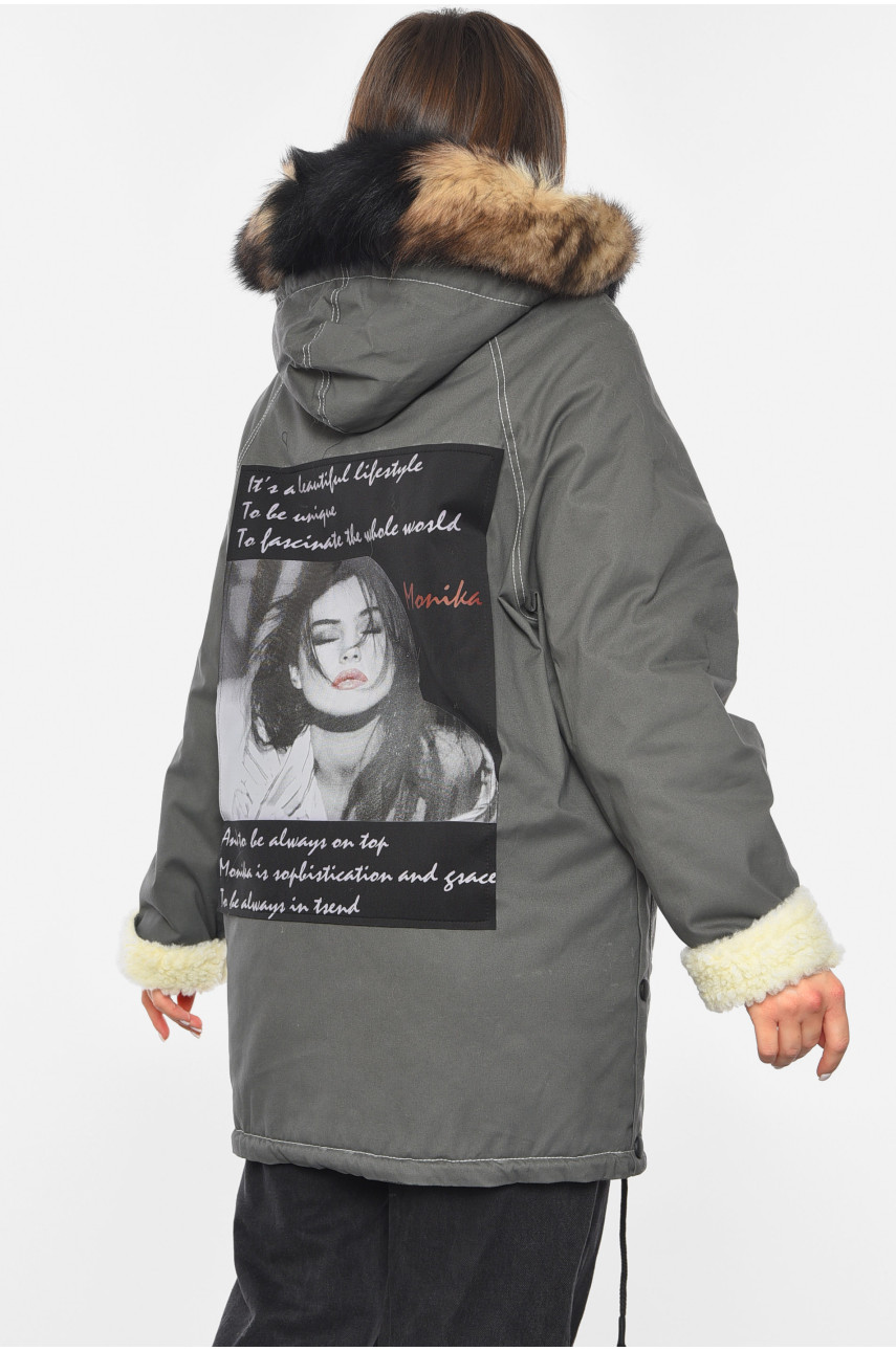 Парка жіноча демісезонна сірого кольору 401853 193287