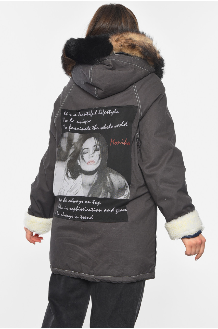 Парка жіноча демісезонна темно-сірого кольору 401853 193288