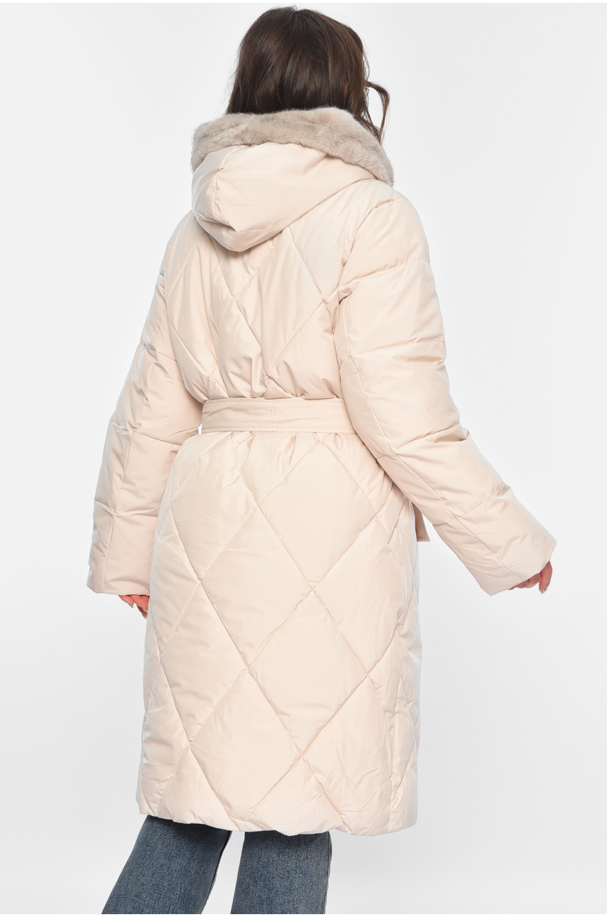 Куртка жіноча подовжена єврозима на штучному хутрі бежевого кольору 8073 193376