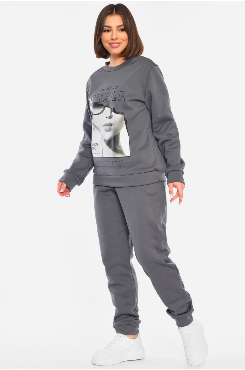 Спортивний костюм жіночий напівбатальний на флісі сірого кольору 481 193483 Спортивний костюм жіночий напівбатальний на флісі сірого кольору 481 193483