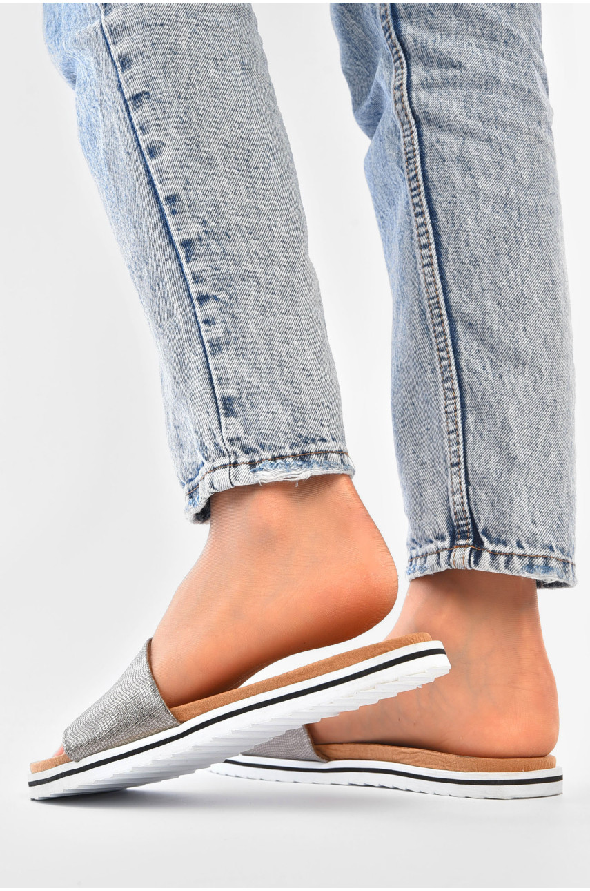 Шлепки женские серебристого цвета 194838