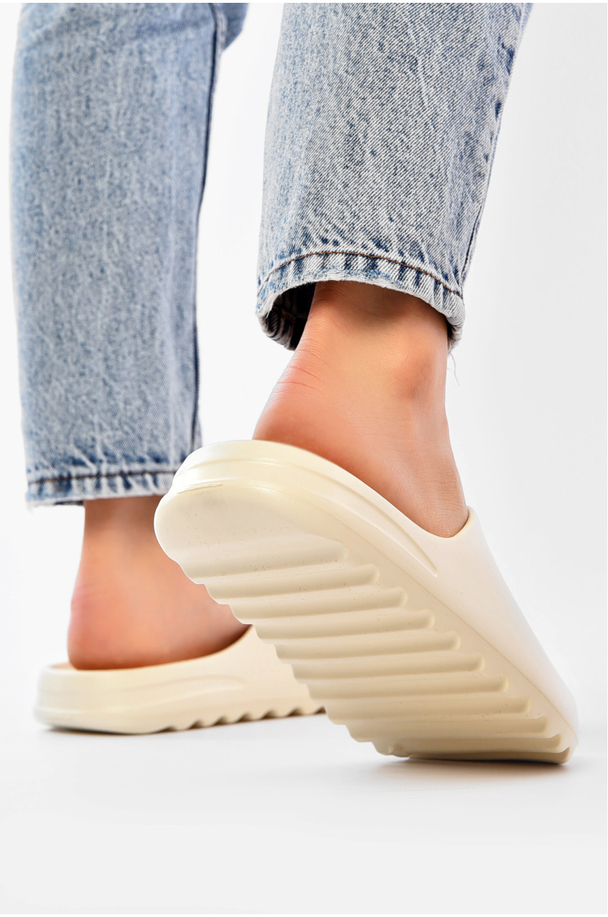 Шльопанці піна жіночі молочного кольору 01-3 203936 Шльопанці піна жіночі молочного кольору 01-3 203936