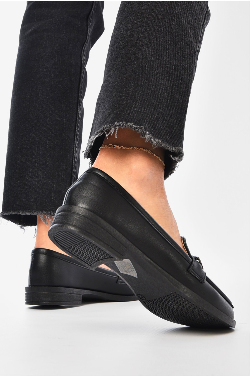 Туфли-лоферы женские черного цвета 204334