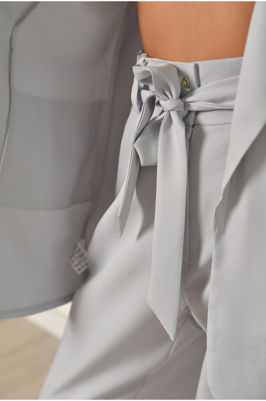 Костюм женский однотонный светло-серого цвета 204685