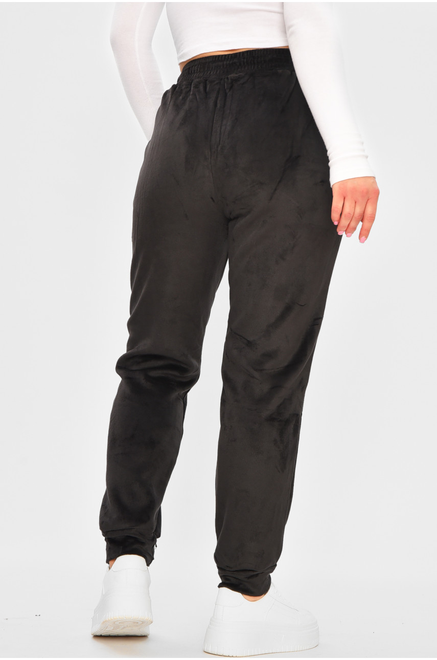 Спортивные штаны женские на искусственном меху черного цвета В502 207341 Спортивные штаны женские на искусственном меху черного цвета В502 207341