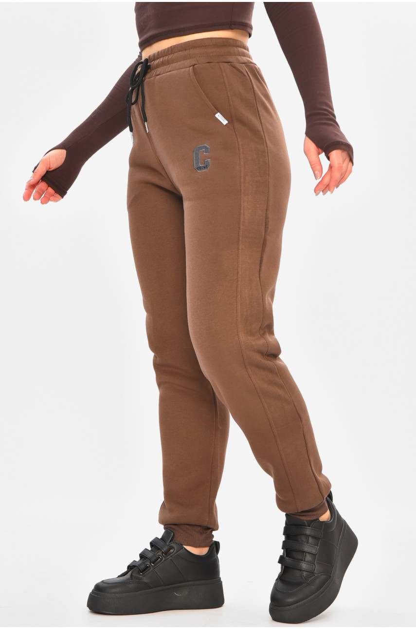 Спортивные штаны женские на флисе коричневого цвета 9995 208325