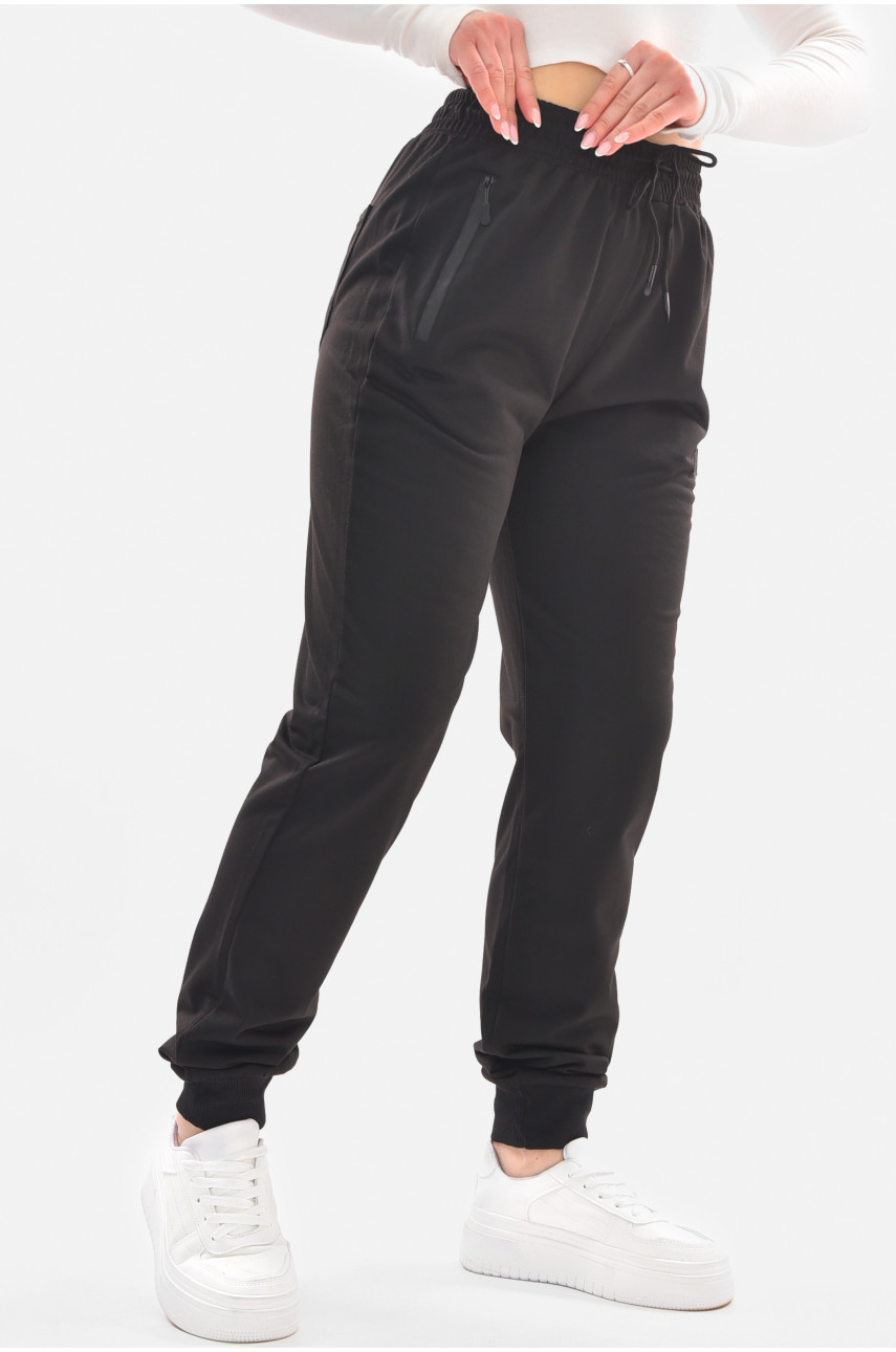 Спортивные штаны женские полубатальные черного цвета 2076-24 210051