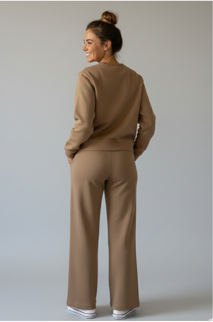 Спортивный костюм женский бежевого цвета 210086