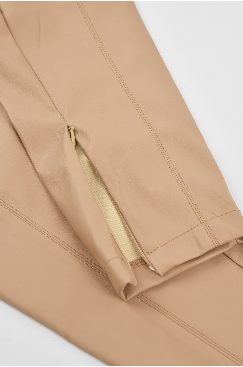 Штаны женские с эко-кожи однотонные бежевого цвета 6593 210208