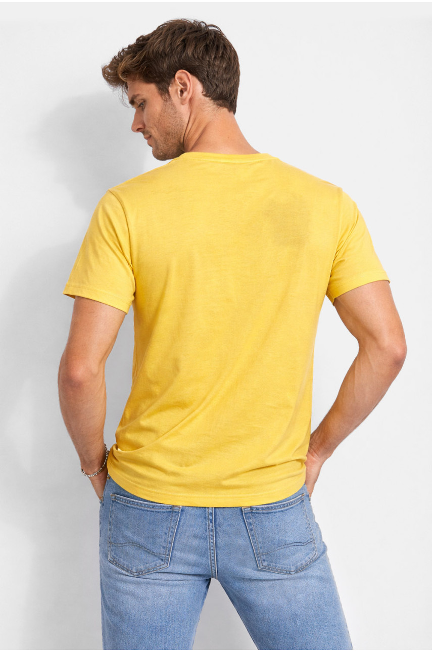 Футболка мужская желтого цвета с принтом 210401