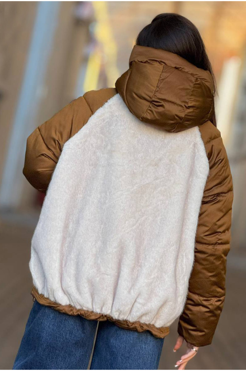 Куртка женская бежевого цвета с эко мехом 1092 210528