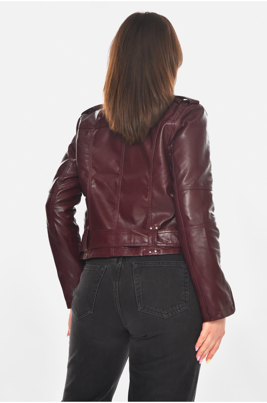 Куртка-косуха женская из экокожи бордового цвета 210898