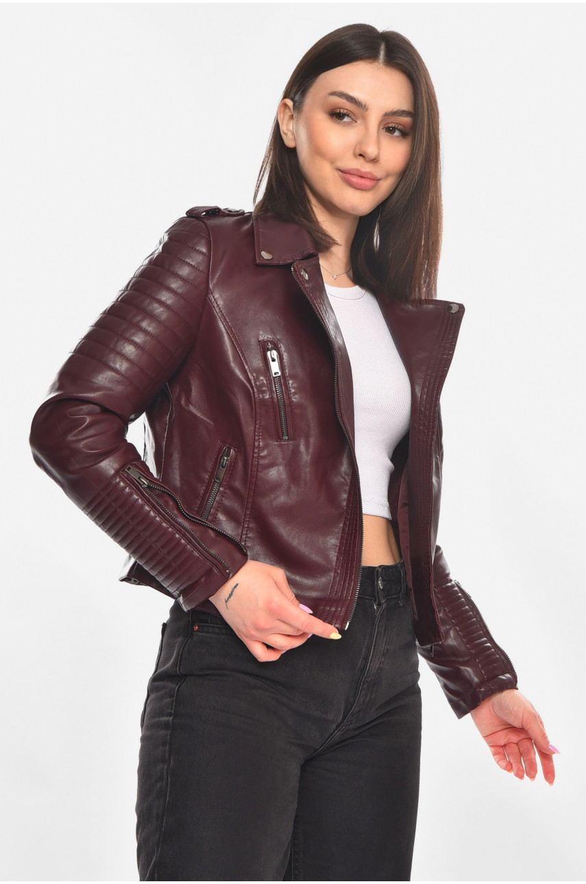 Куртка-косуха женская из экокожи бордового цвета 210901