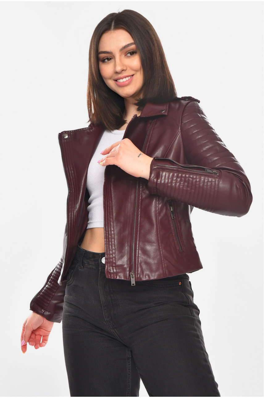 Куртка-косуха женская из экокожи бордового цвета 210901