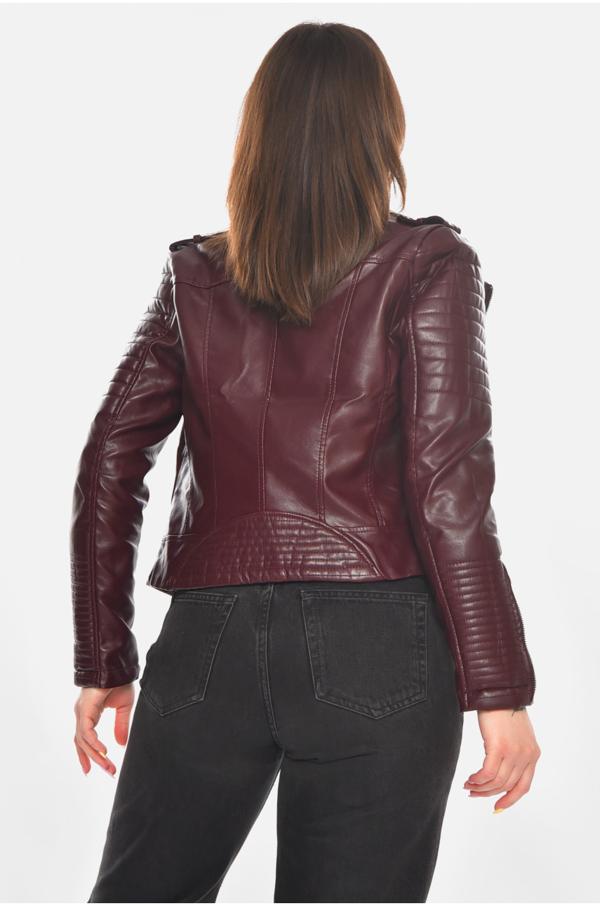 Куртка-косуха женская из экокожи бордового цвета 210901