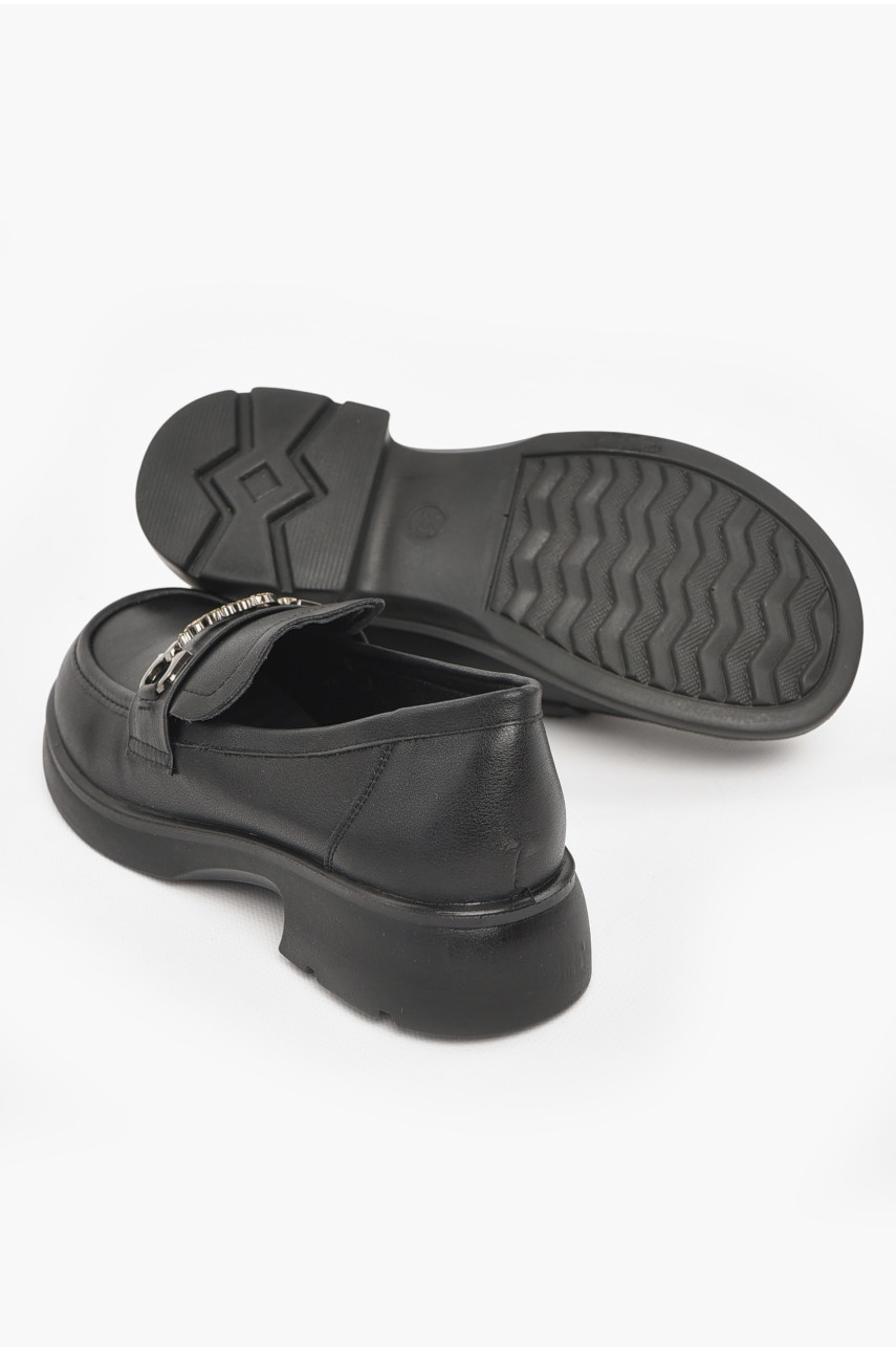 Туфли-лоферы женские черного цвета 8863 210981