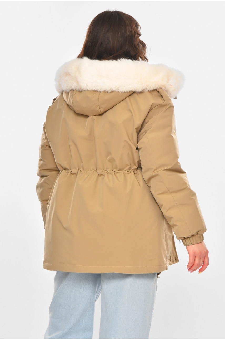 Куртка-парка жіноча однотонна бежевого кольору 23122 211147 Куртка-парка жіноча однотонна бежевого кольору 23122 211147