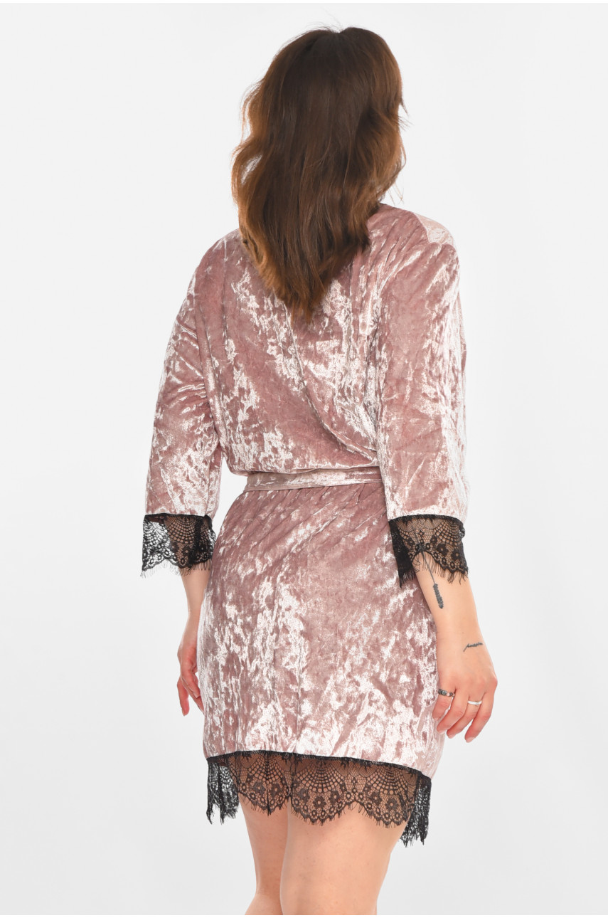 Халат женский полубатальный велюровый сиреневого цвета М06 212262 Халат женский полубатальный велюровый сиреневого цвета М06 212262