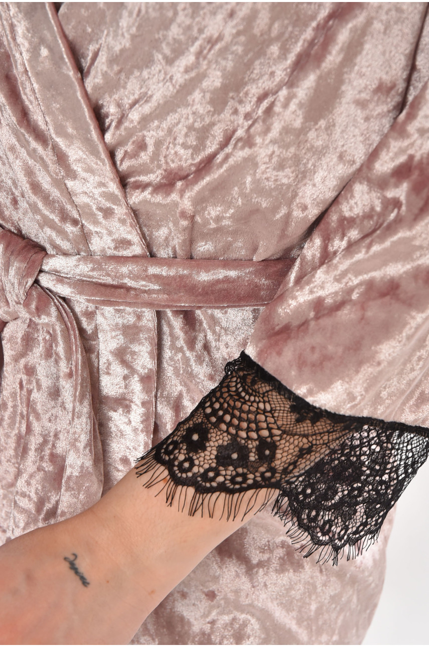 Халат женский полубатальный велюровый сиреневого цвета М06 212262 Халат женский полубатальный велюровый сиреневого цвета М06 212262