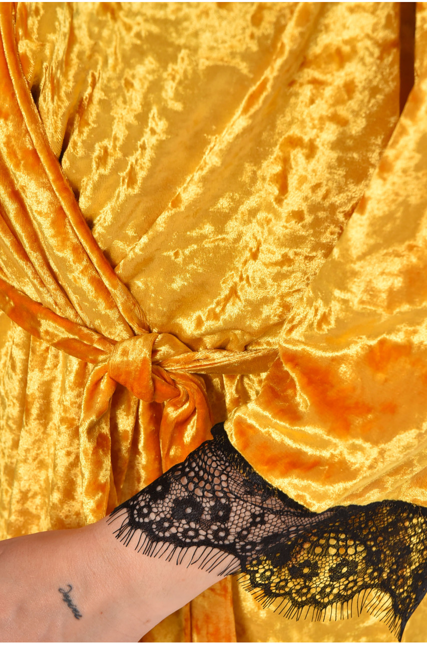 Халат женский полубатальный велюровый горчичного цвета М06 212264