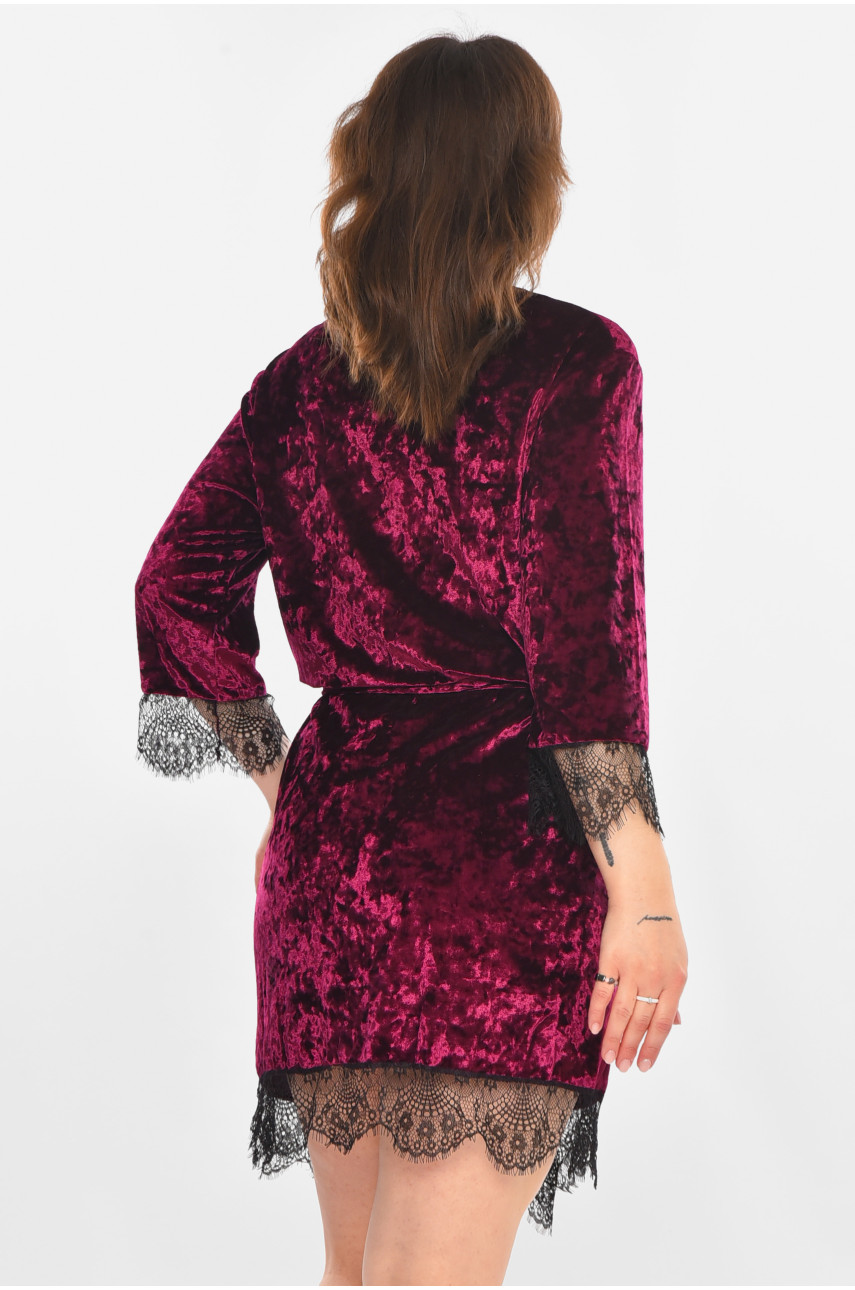 Халат женский полубатальный велюровый фиолетового цвета М06 212267