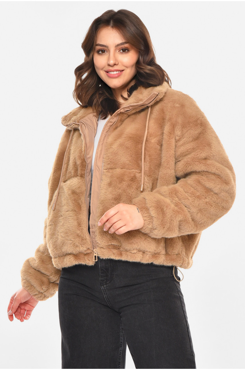 Шубка жіноча демісезонна бежевого кольору 212575