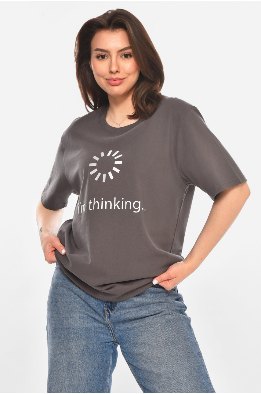 Футболка жіноча сірого кольору з принтом 213439