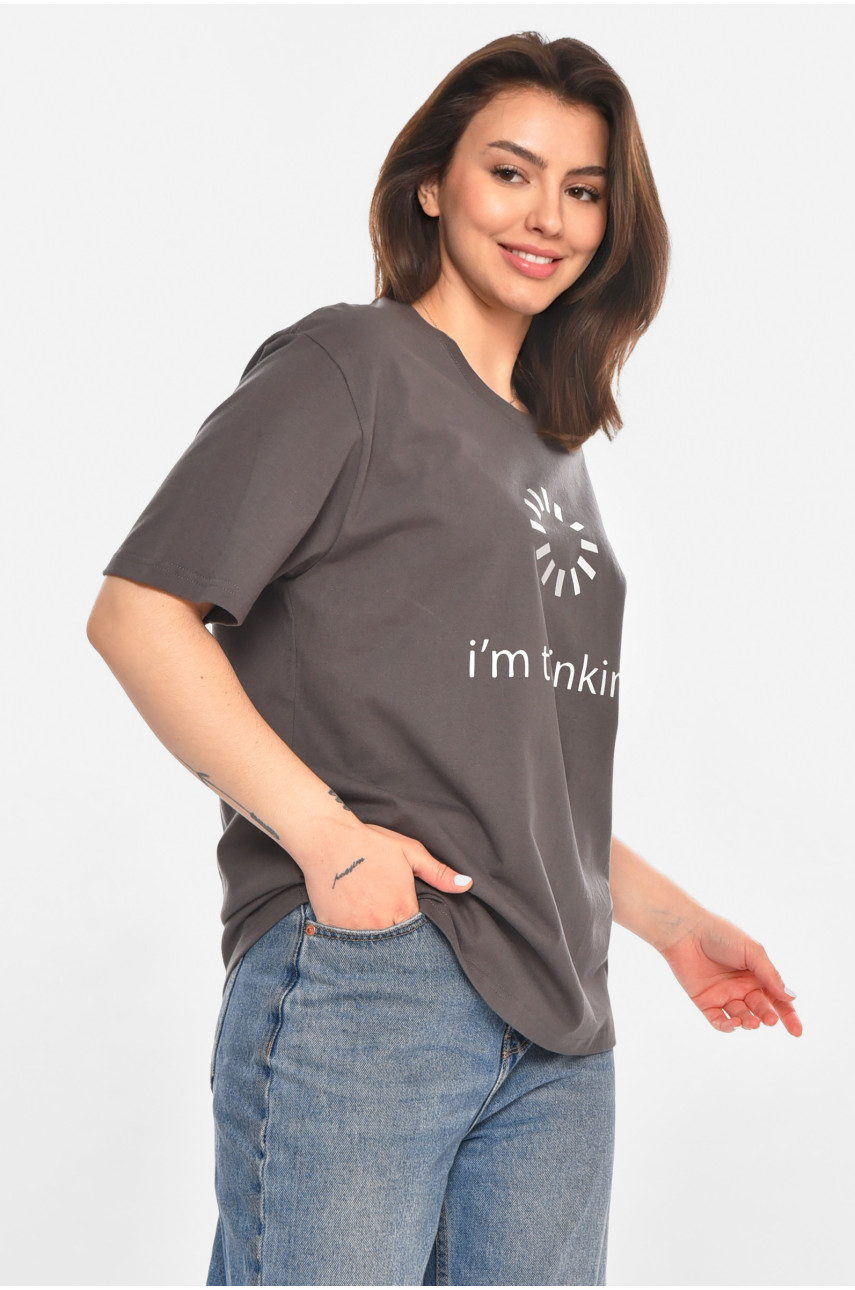 Футболка жіноча сірого кольору з принтом 213439
