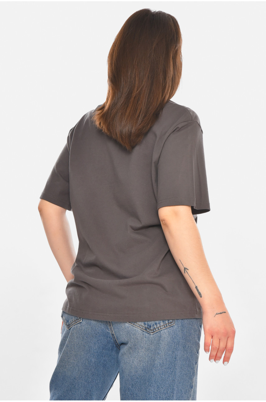 Футболка жіноча сірого кольору з принтом 213439