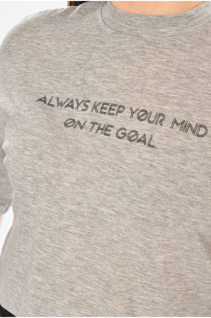 Жіноча футболка сірого кольору з принтом 213544