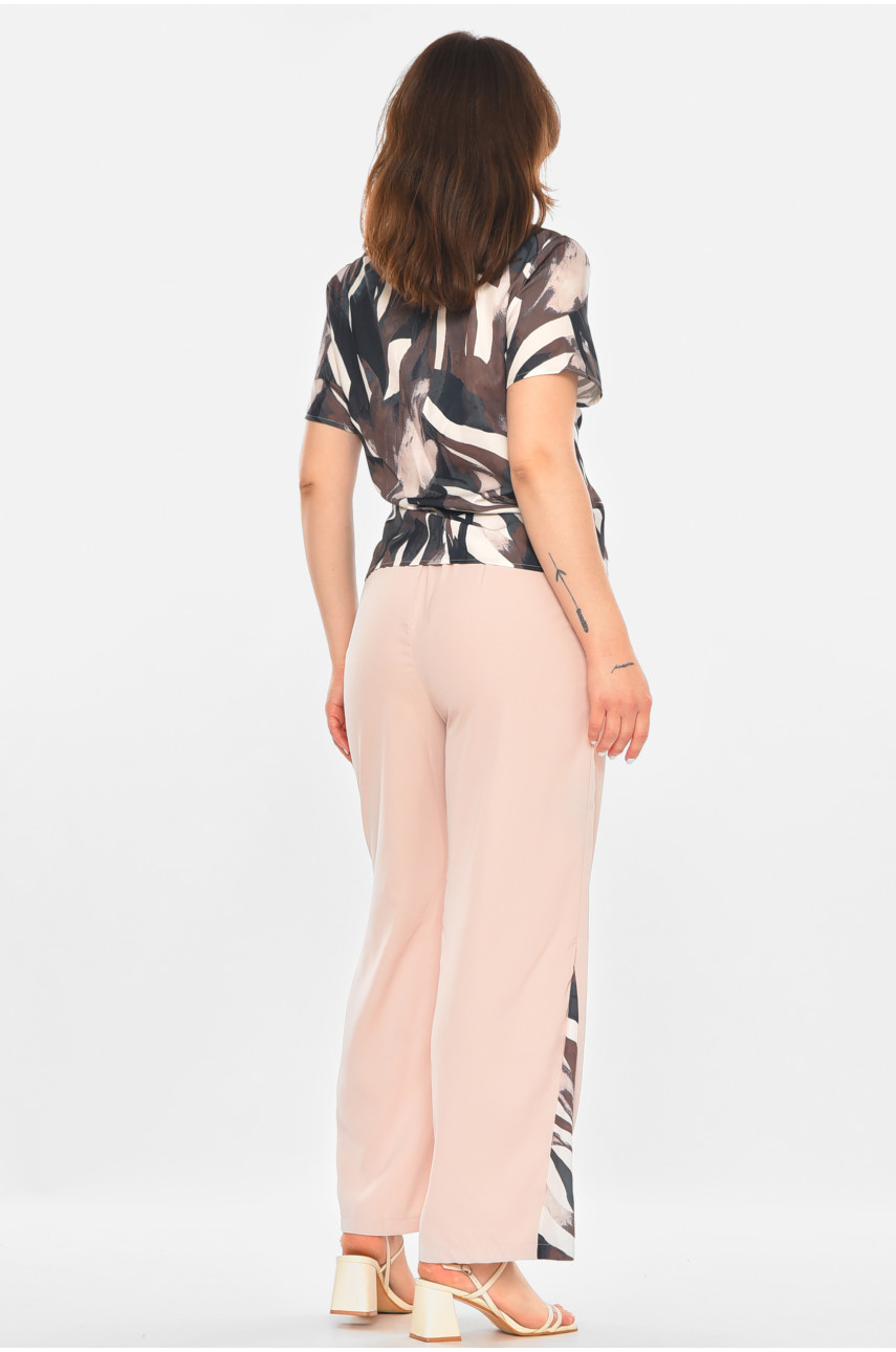 Костюм жіночий бежевого кольору з принтом 213639